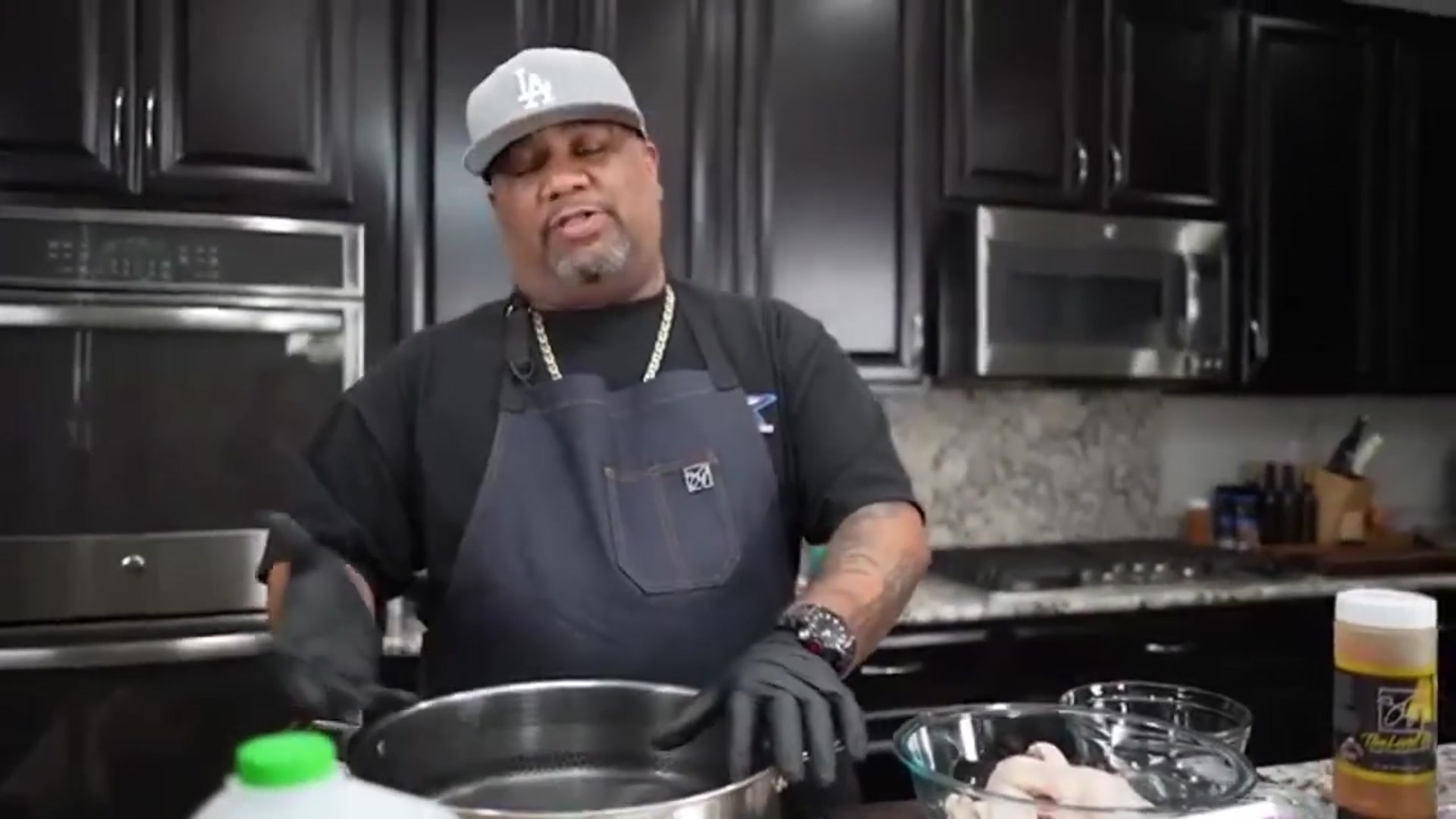 Video thumbnail for The Secret to the Perfect Fried Chicken Wings