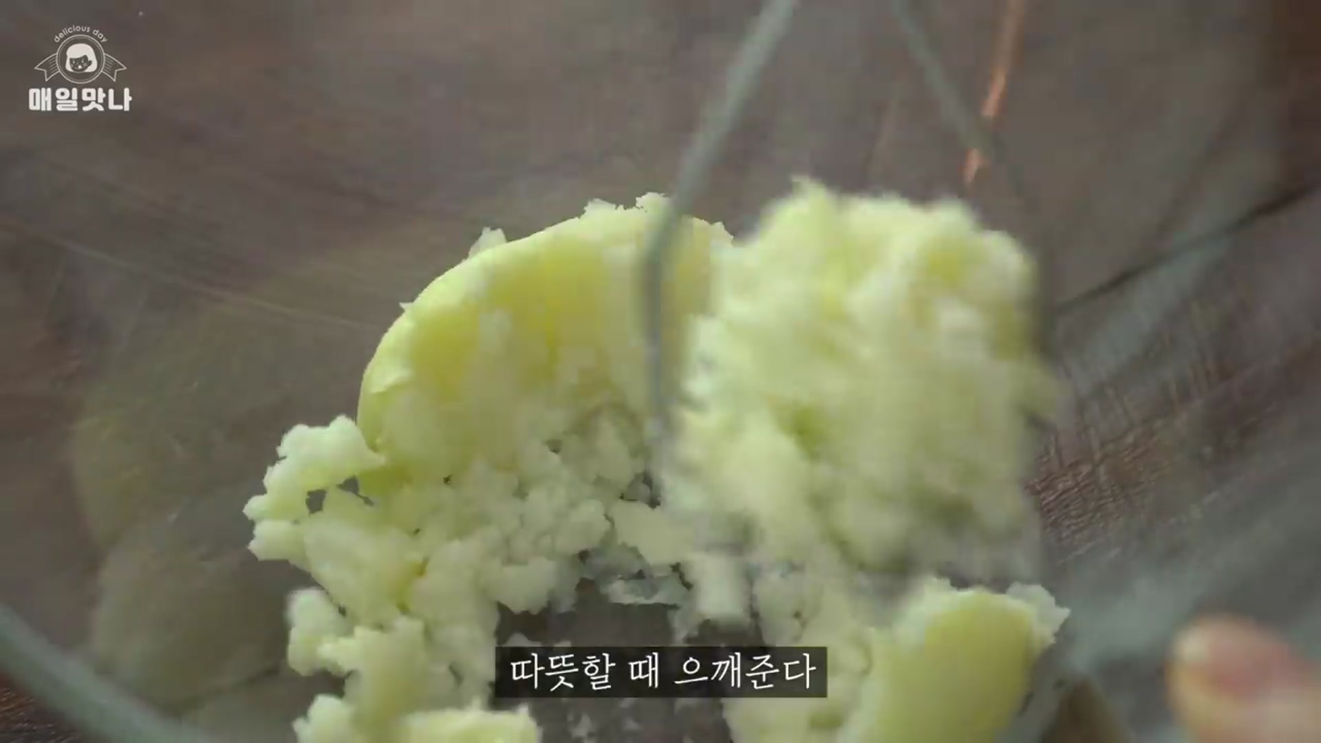 Video thumbnail for 콘치즈볼 황금비율 레시피    맛이 환상  감자치즈볼 만들기    No Eggs    Corn Cheese Ball Recipe    Potato Cheese Ball(720P HD)