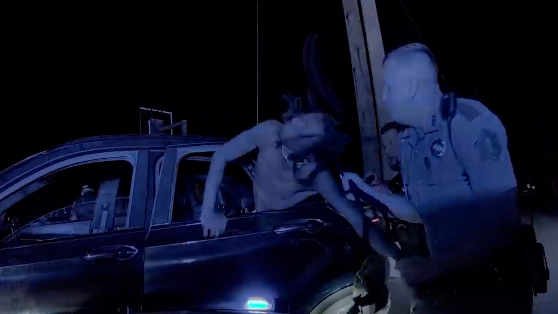 Video thumbnail for US police officer pulls hair, throws punches during arrest in Arkansas