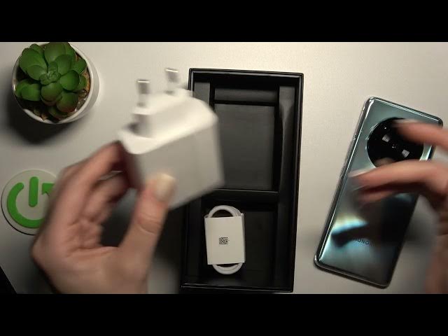 Video thumbnail for Does HONOR Magic4 Pro Comes With Charger