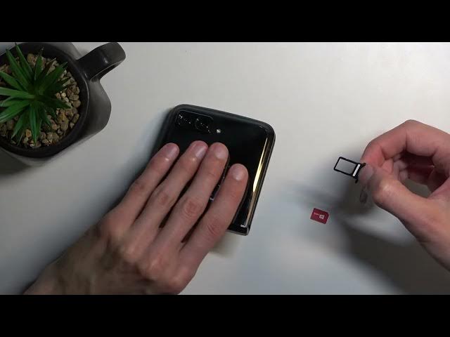Video thumbnail for MOTOROLA Razr 2022 - How To Insert Nano Sim Card