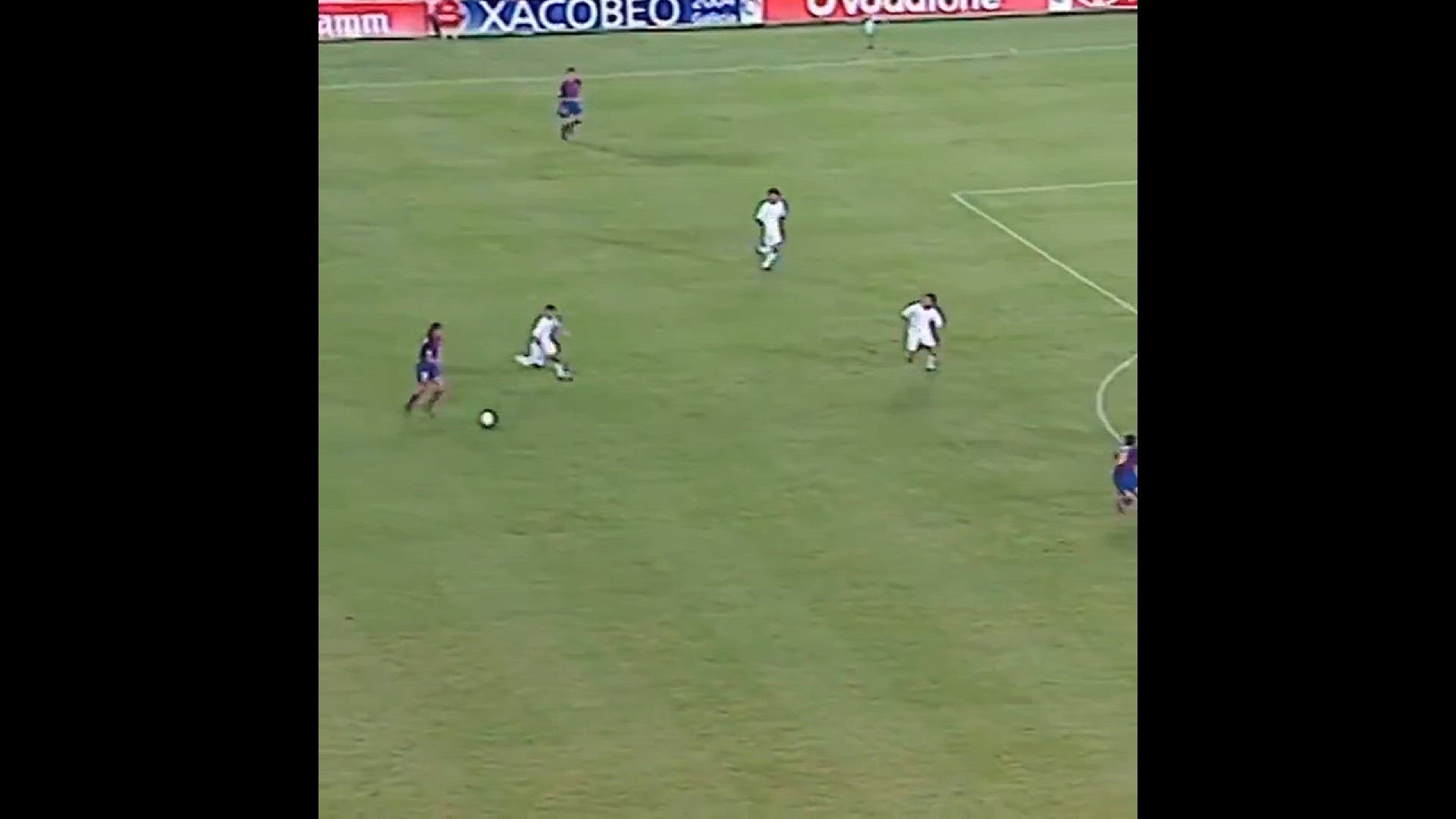 Video thumbnail for Ronaldinho dribbling skills to score