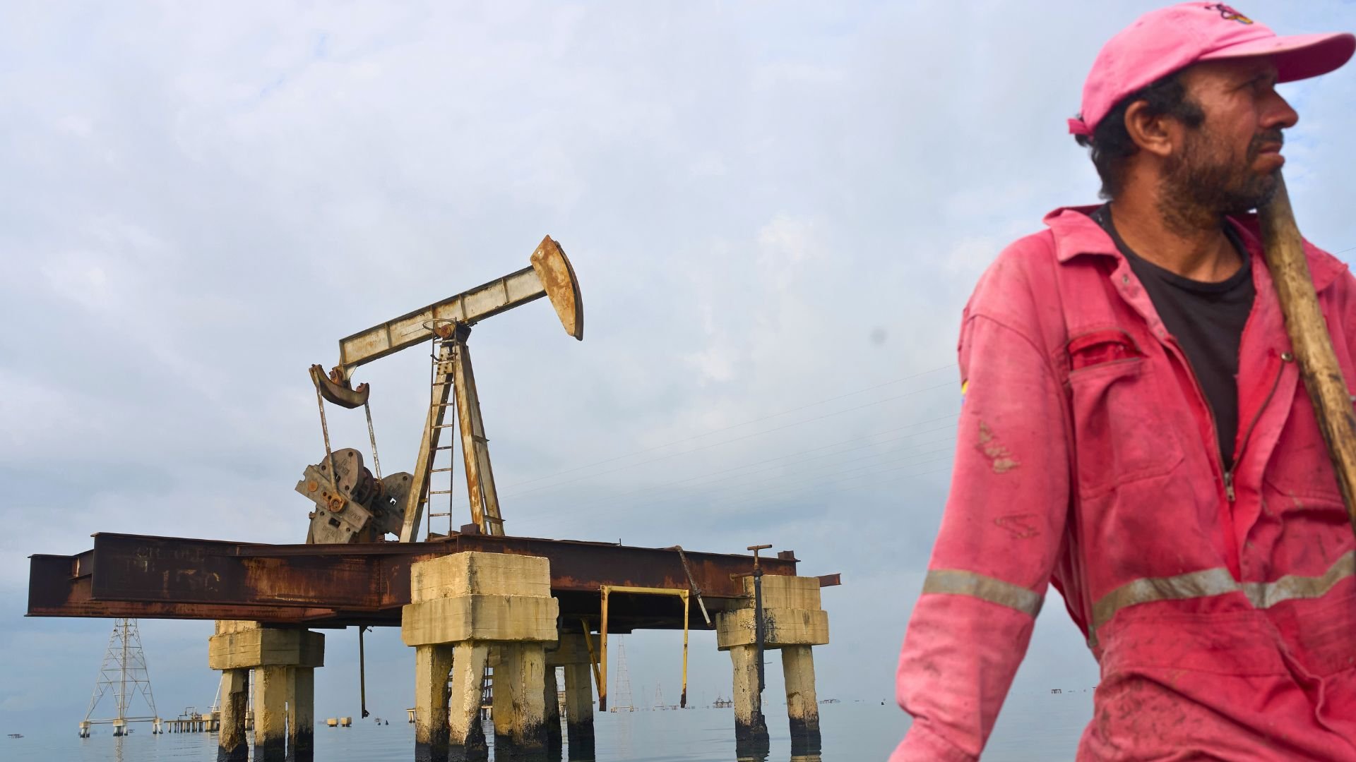 Video thumbnail for Venezuela oil revenue raises questions over where billions go