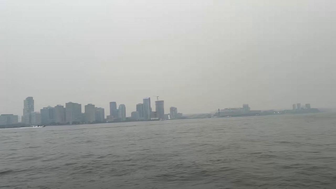 Video thumbnail for US: Haze From Canadian Wildfires Blankets New York, Northeast 4.