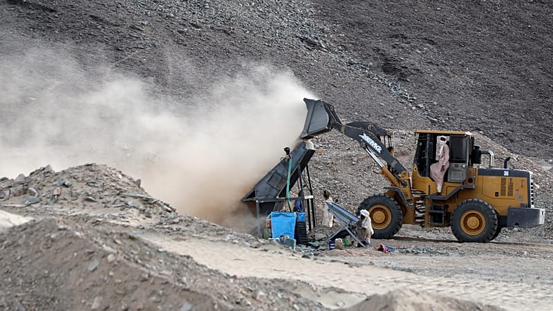 Video thumbnail for Gold rush survival: Sudanese miners turn to trade amid war