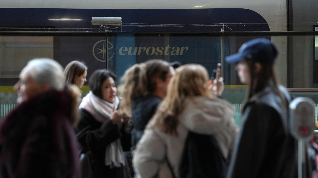Video thumbnail for Eurostar services gradually resuming after major power supply issue