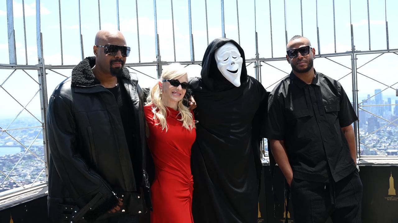 Video thumbnail for NY: Marlon Wayans, Shawn Wayans and Anna Faris Visit The Empire State Building 4.