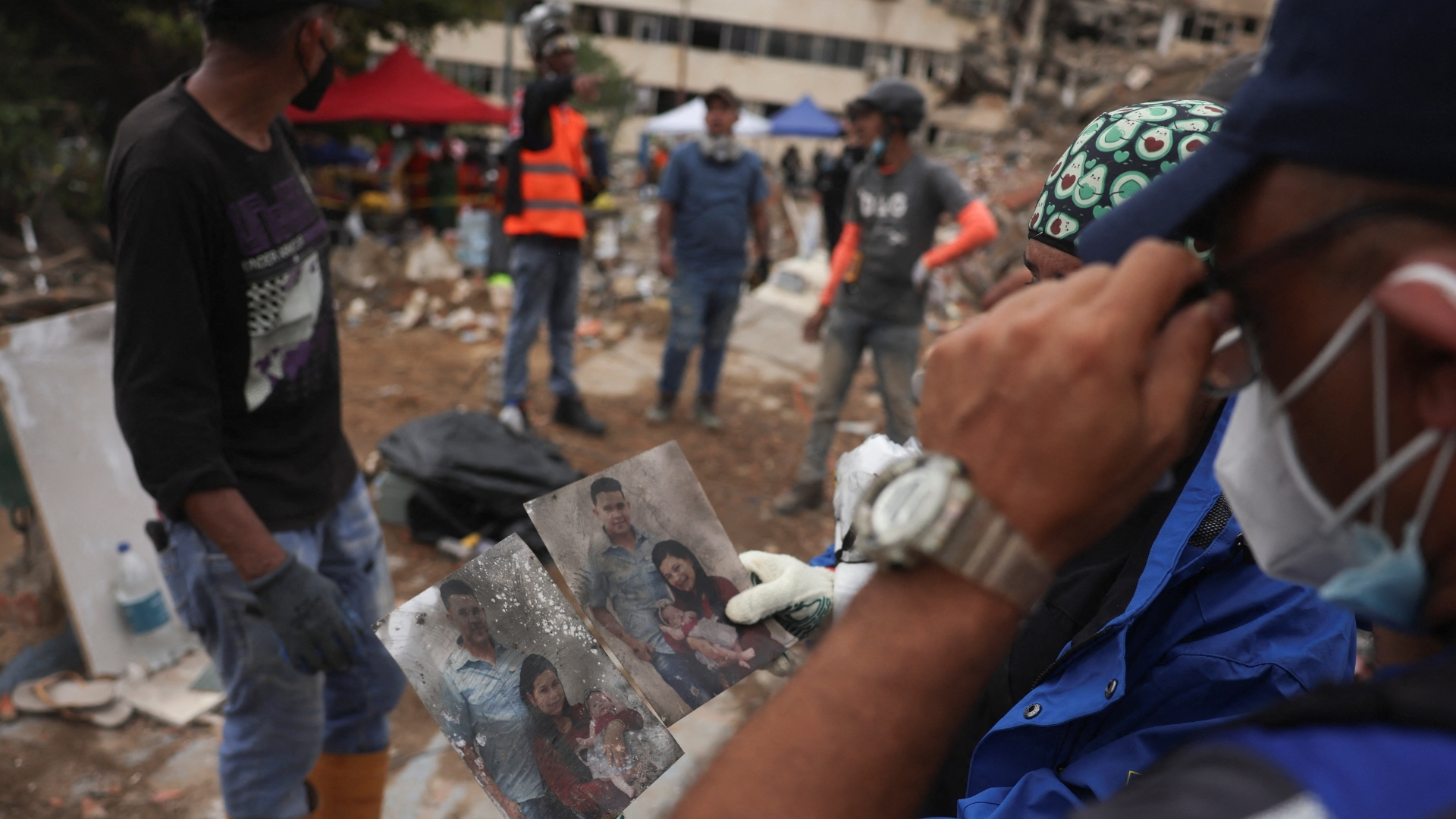 Video thumbnail for Venezuela earthquake death toll rises to 4,333 as families search rubble for loved ones