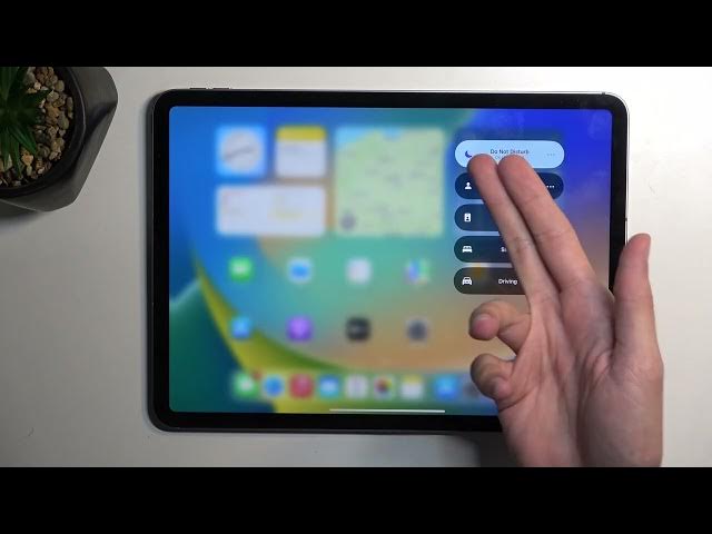 Video thumbnail for How to Enable and Configure the Do Not Disturb Mode on the iPad Pro 4th Gen (2022)