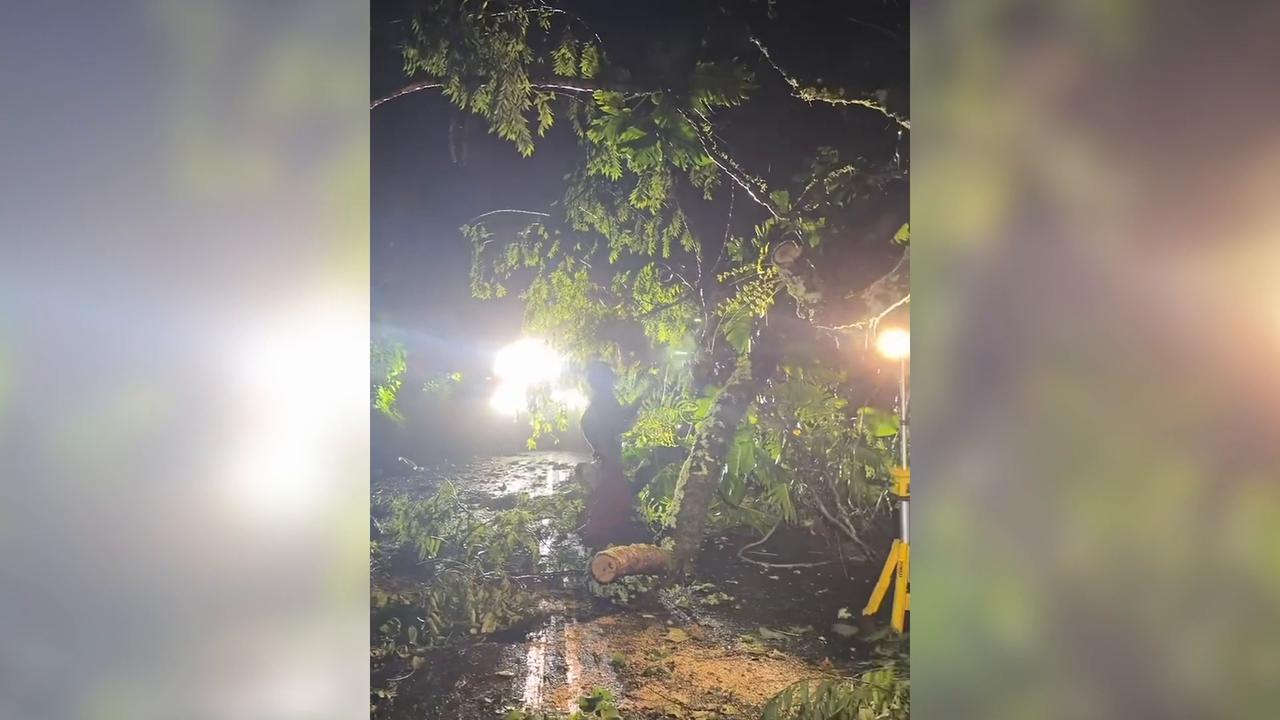 Video thumbnail for US: Crews across parts of Hawaii begin cleanup and recovery efforts after Hurricane Lowell.
