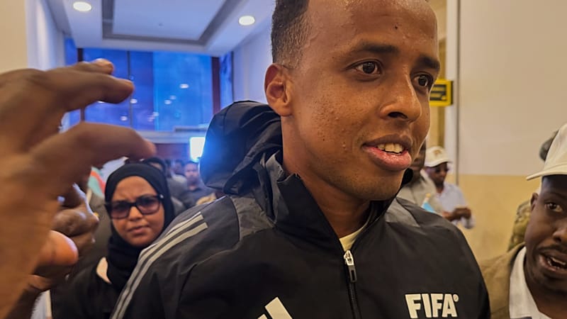 Video thumbnail for Somali football referee denied entry to US returns home to hero's welcome
