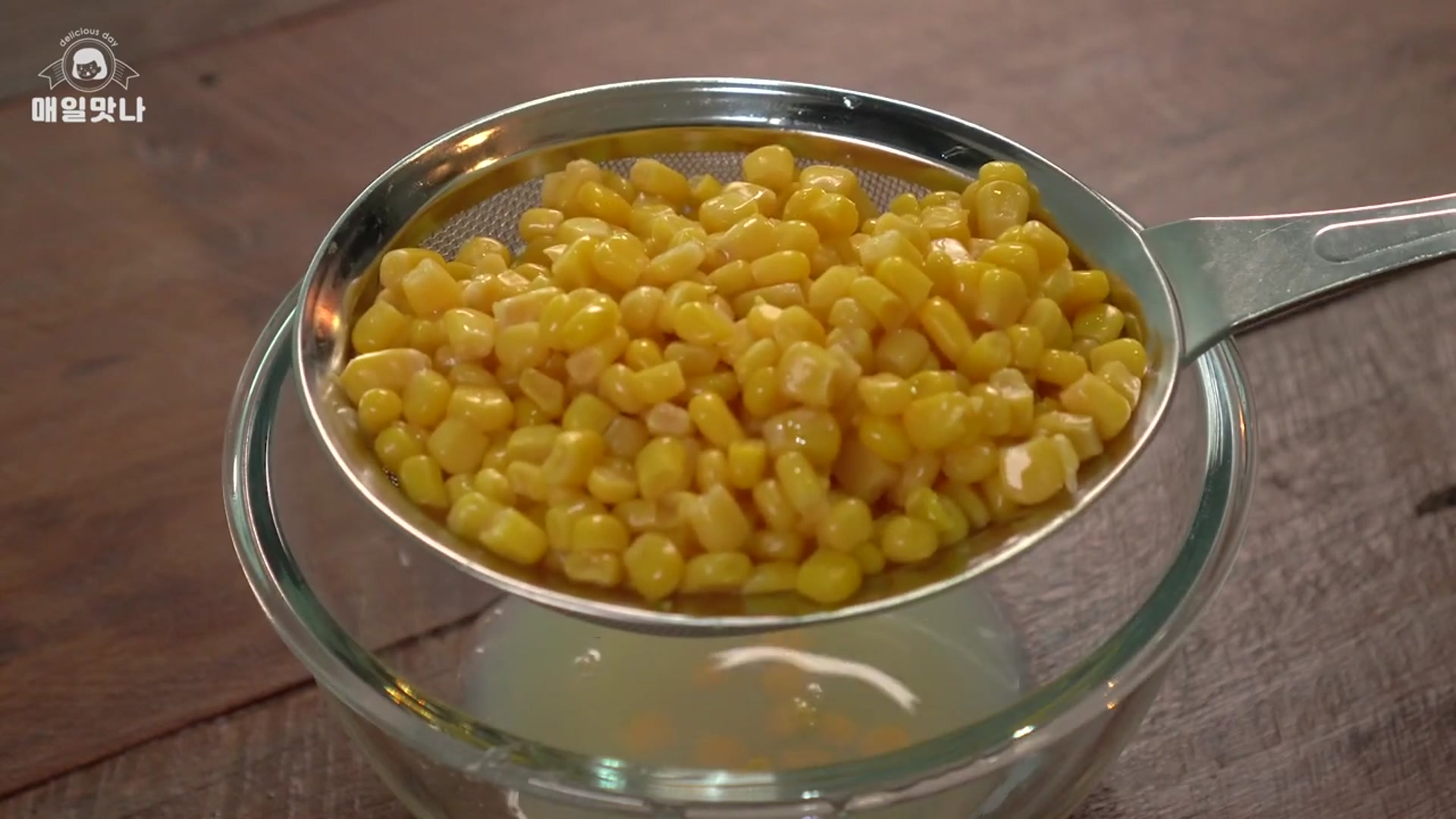 Video thumbnail for 맛있는 치즈옥수수전   옥수수캔으로 만드는 초간단 요리   옥수수전 만들기   아이들간식   어른들의 술안주   Corn (720P