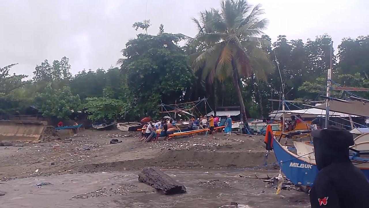 Video thumbnail for Philippines: Powerful Teamwork Saves Fishing Boat From Typhoon.
