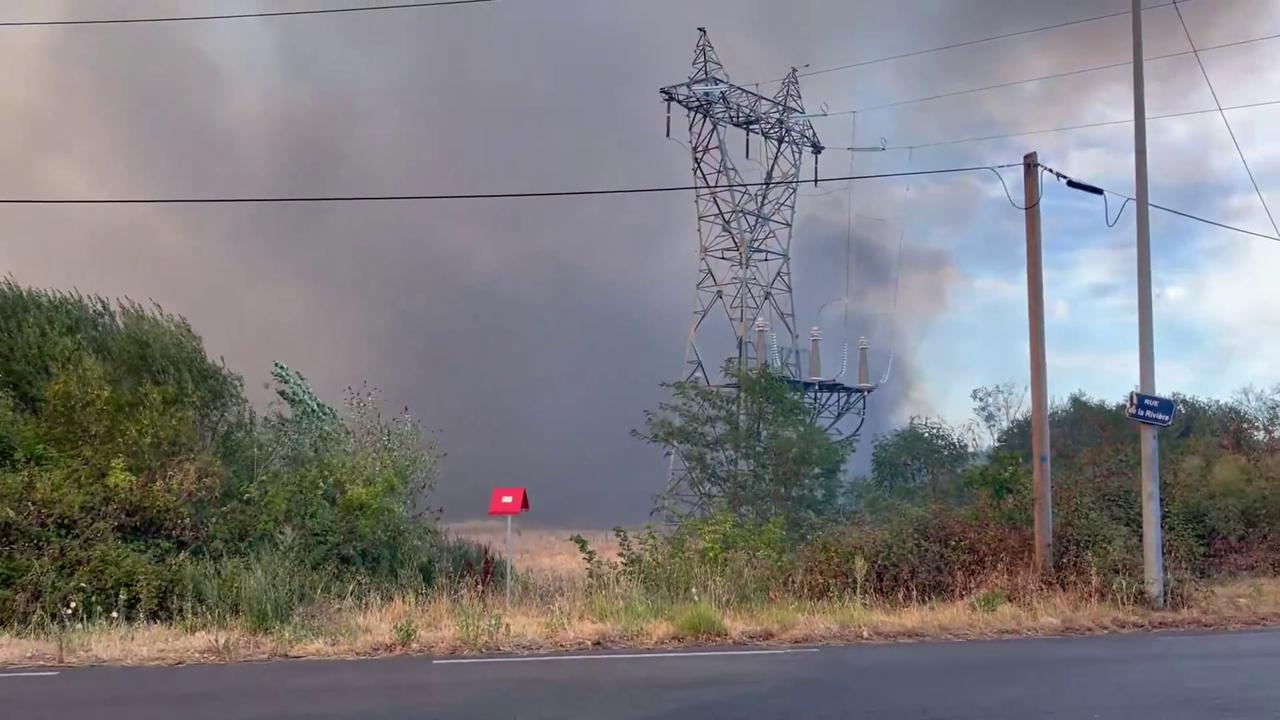Video thumbnail for France: Car Fire Near Nantes Roma Camp Burns Over 10 Hectares.