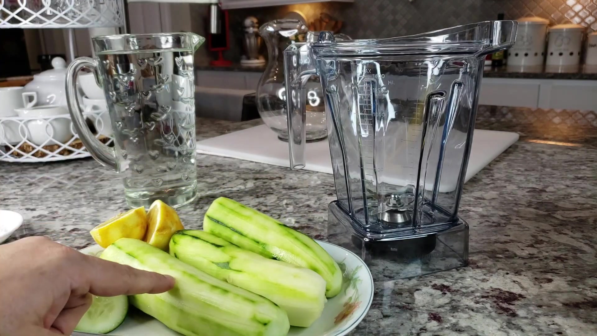 Video thumbnail for AGUA FRESCAS ¦ Fresh CUCUMBER Water ¦ Agua Fresca De Pepino (1080p 30fps H264 128kbit AAC English)