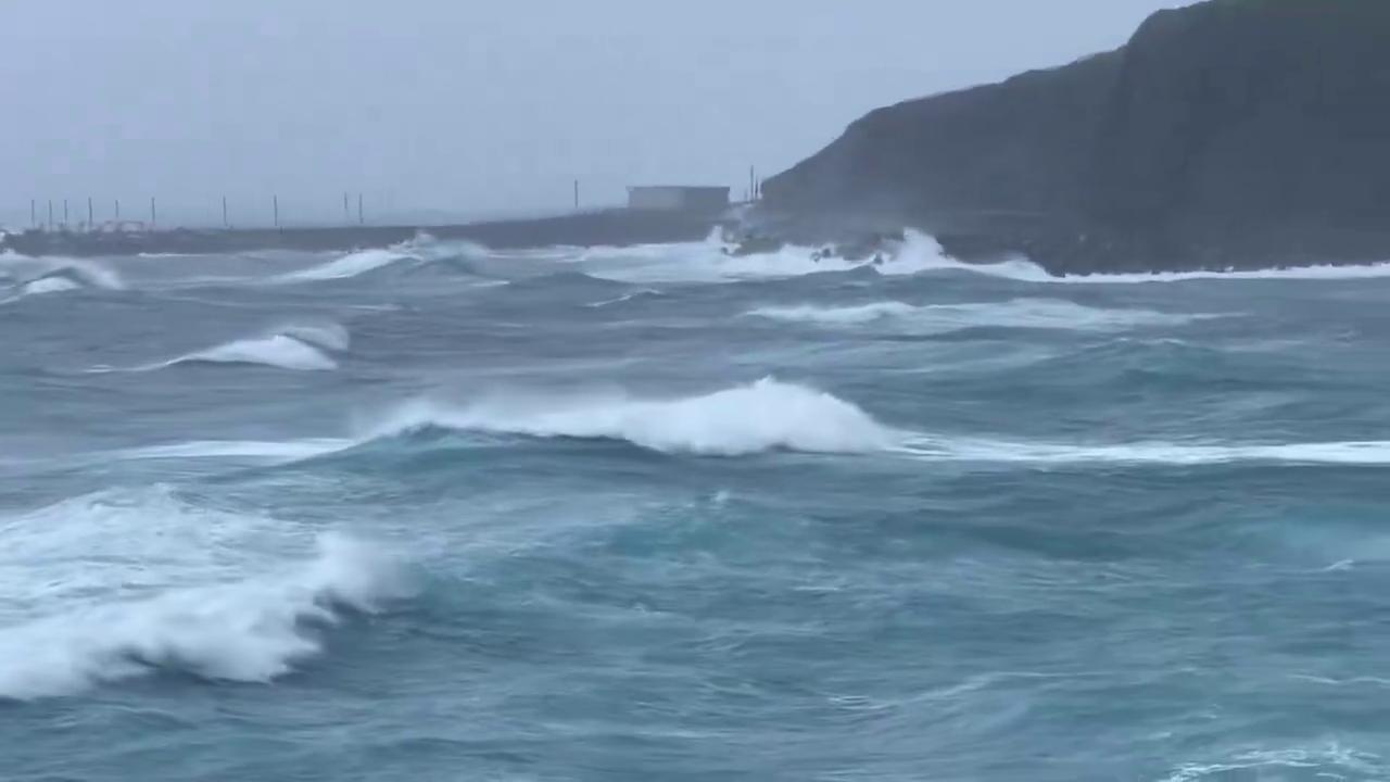 Video thumbnail for Japan: High Waves Batter Miyakejima Coast as Typhoon Dujuan Nears.