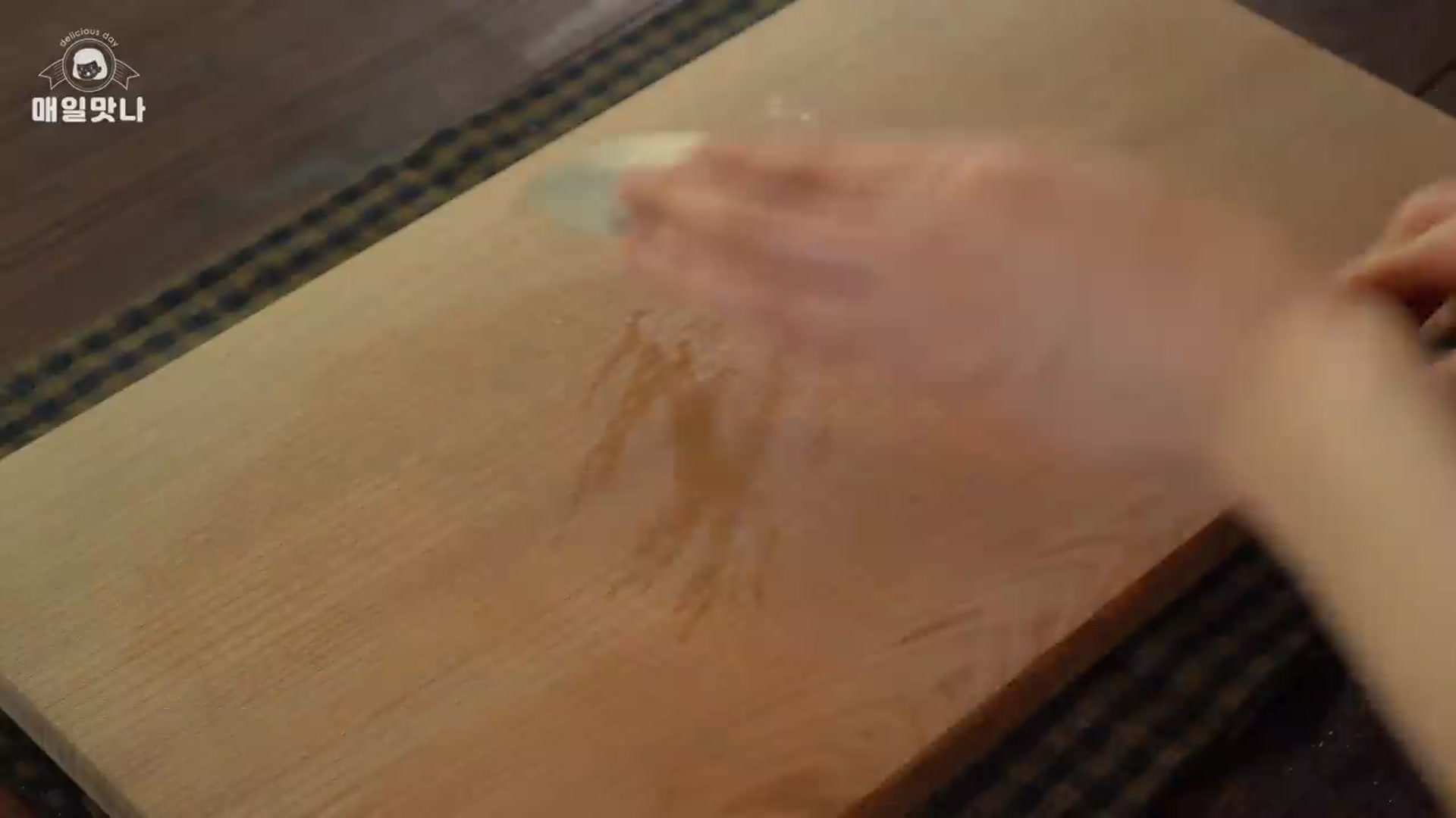 Video thumbnail for 바삭하고 귀여운  하트피자 만들기    식빵피자  식빵요리  간식만들기    Bread Recipe(720P HD)