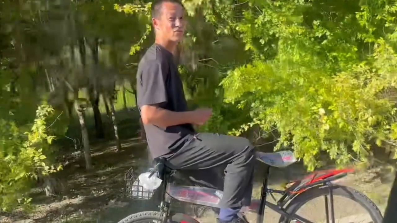 Video thumbnail for Cyclist Rides Backwards on Tianjin Highway