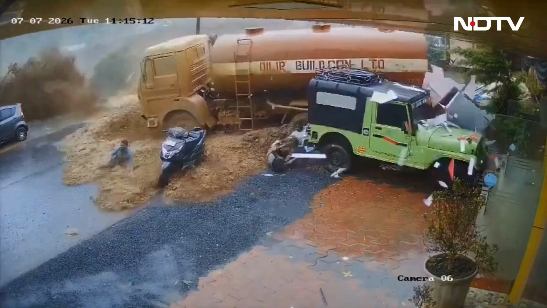 Video thumbnail for Deadly  landslide buries tunnel construction site in India