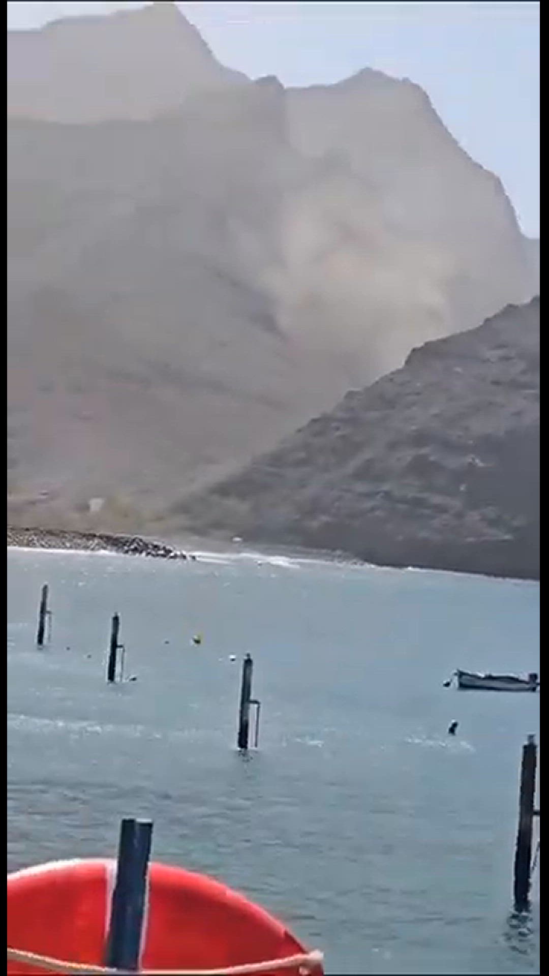 'Video thumbnail for Schwerer Steinschlag am El Roque de la Playa de La Aldea'