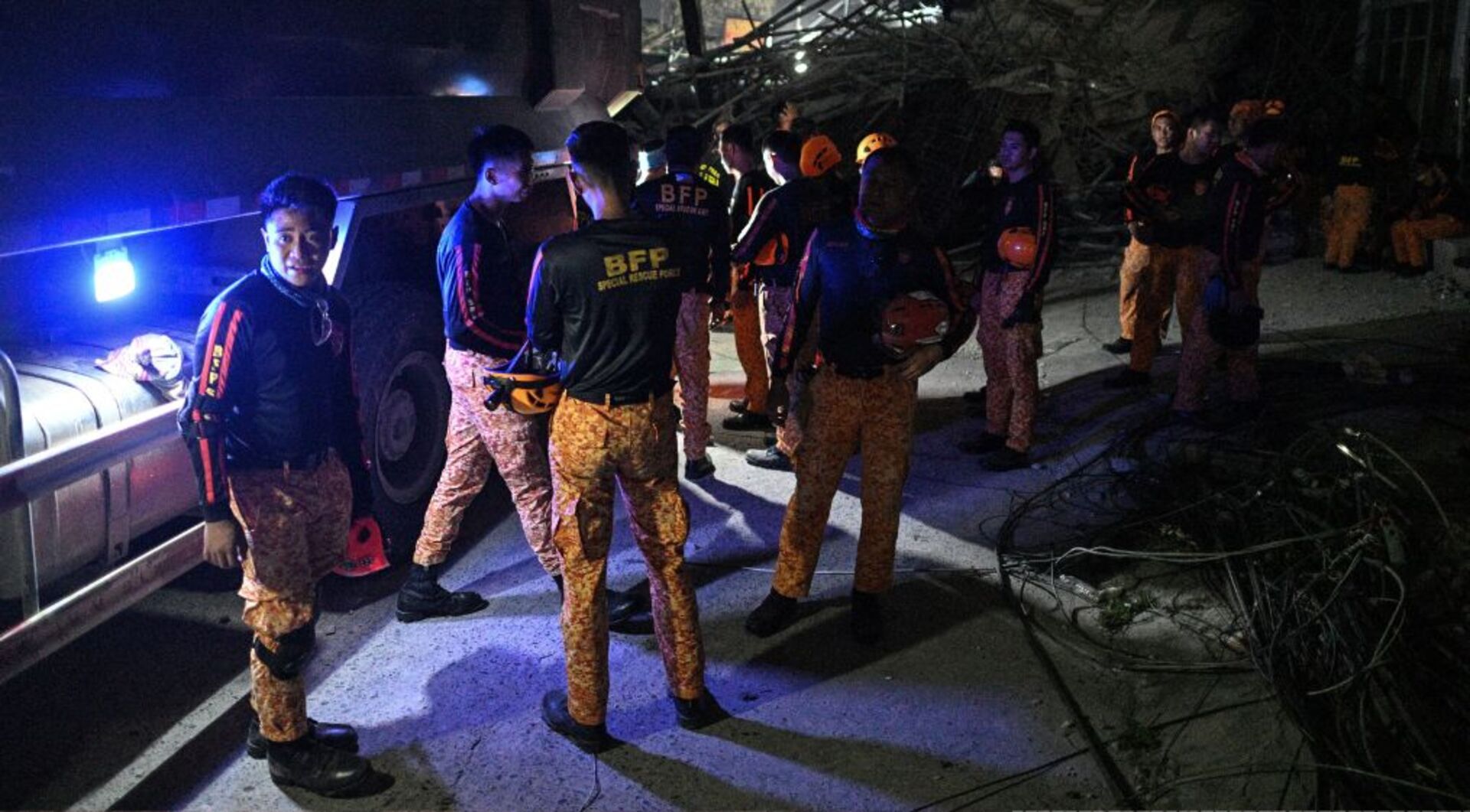 Video thumbnail for Rescue operation underway after Philippines building collapse near Manila