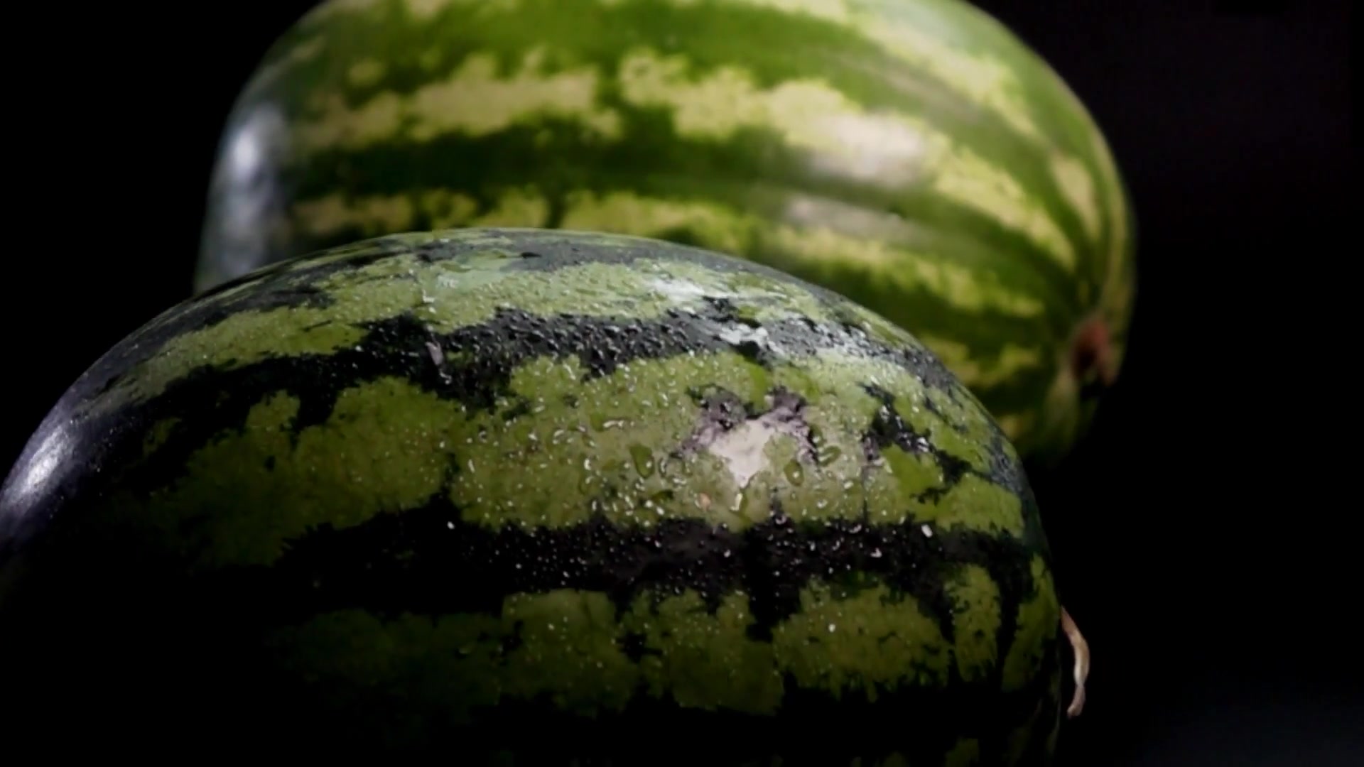 Video thumbnail for What A Watermelon's Shape Reveals About Its Taste & Texture