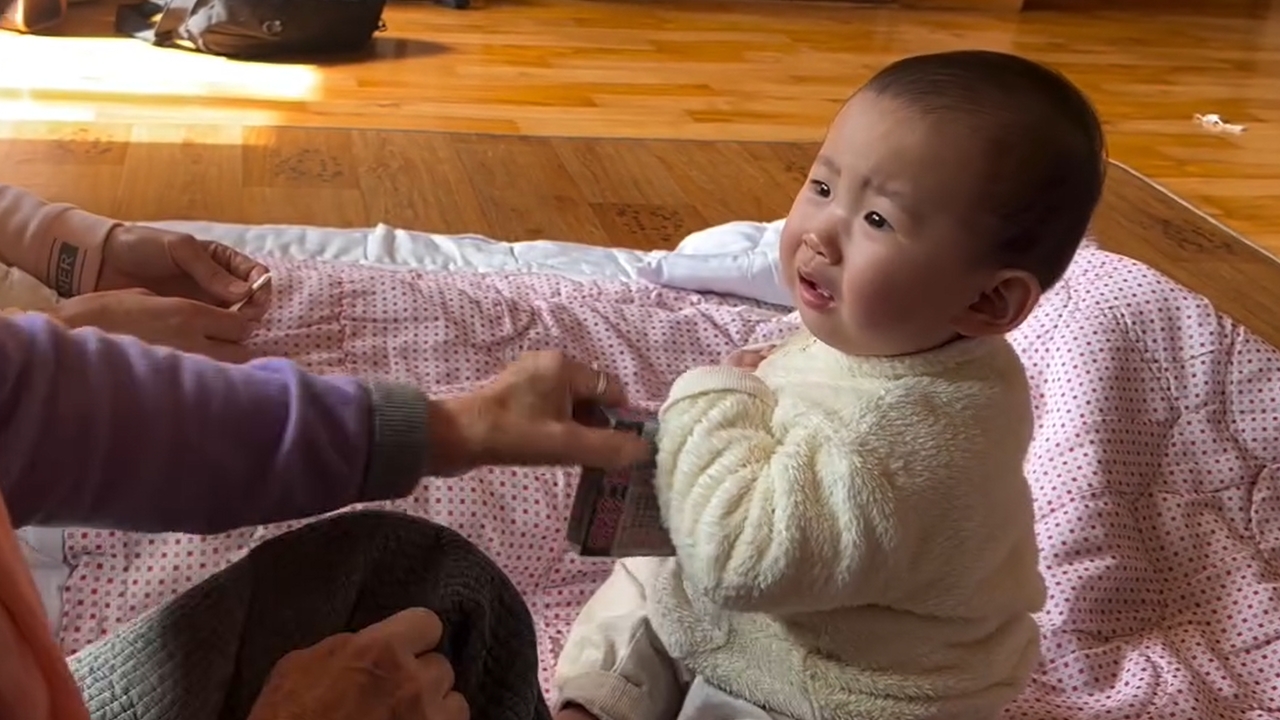 Video thumbnail for Baby Firmly Holds On to Toy Against Relative