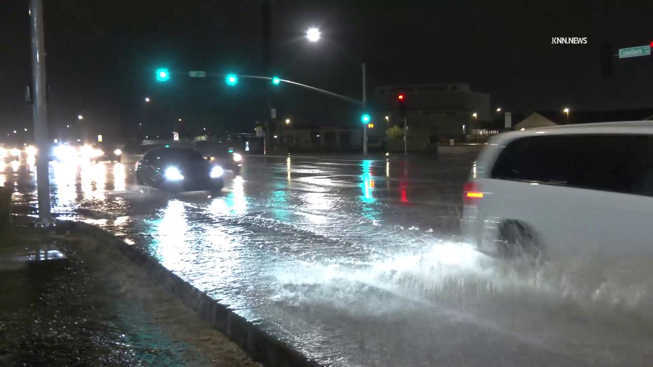 Video thumbnail for US, Phoenix: Phoenix Thunderstorm Brings Lightning And Flooding.