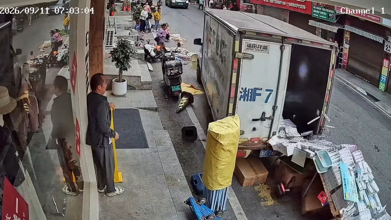 Video thumbnail for Runaway Truck Hits Street Vendors in Yueyang, China