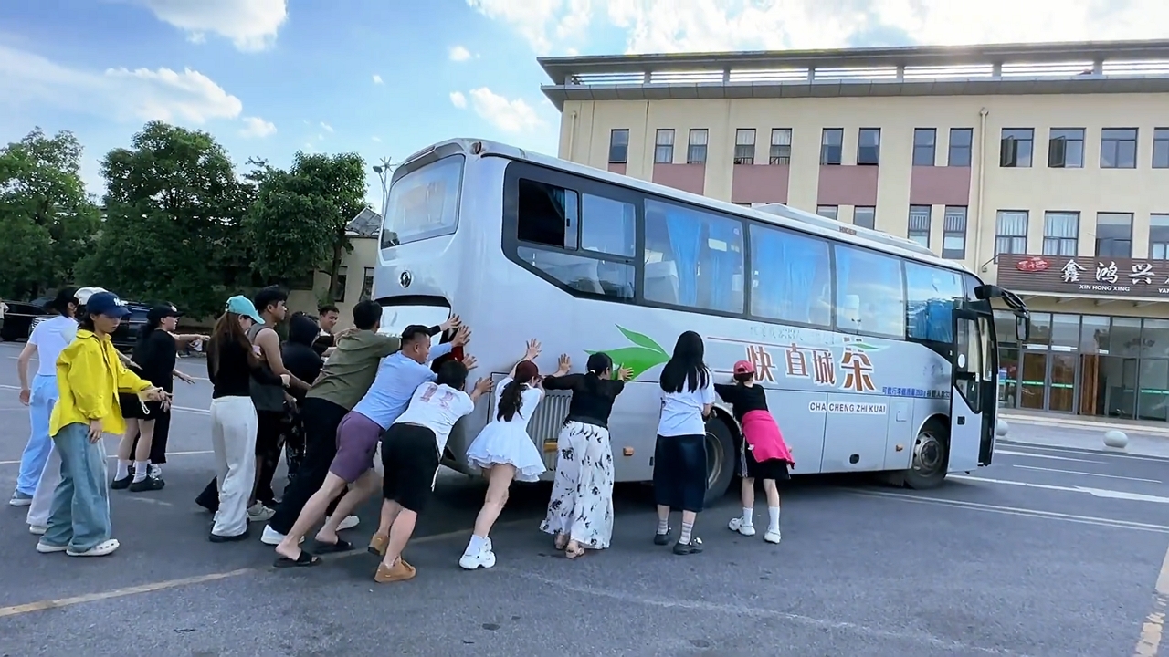 Video thumbnail for Community Push Helps Bus Restart in Yunnan