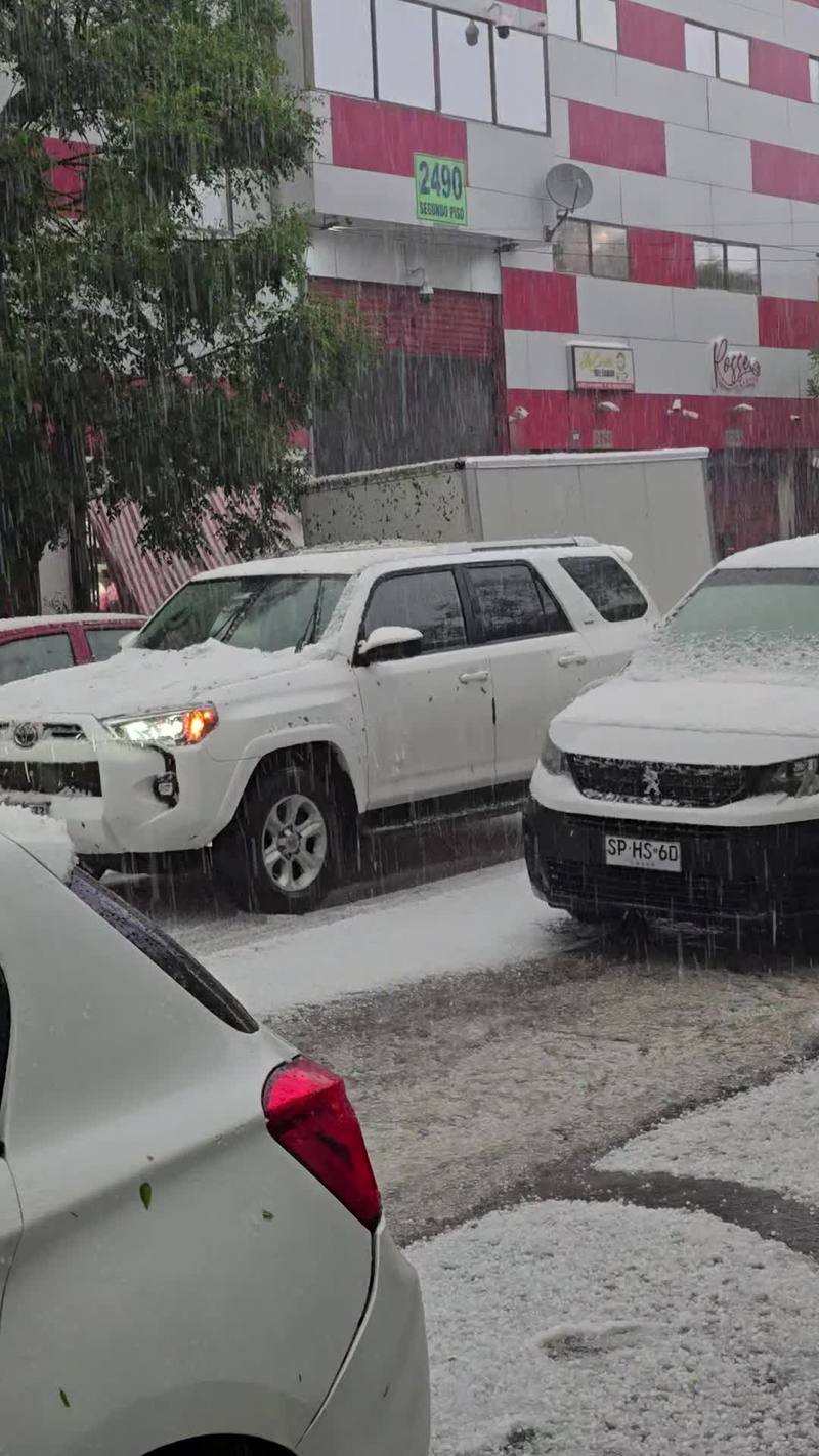 Video thumbnail for Rare Urban Hailstorm Blankets Santiago Streets