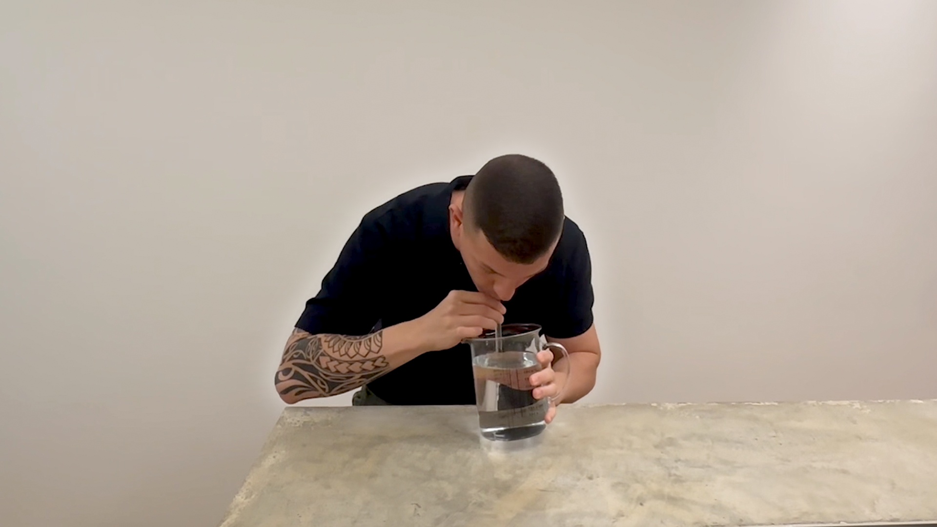 Video thumbnail for Fastest time to drink one litre of water through a straw - 12.97 seconds by Andre Ortolf