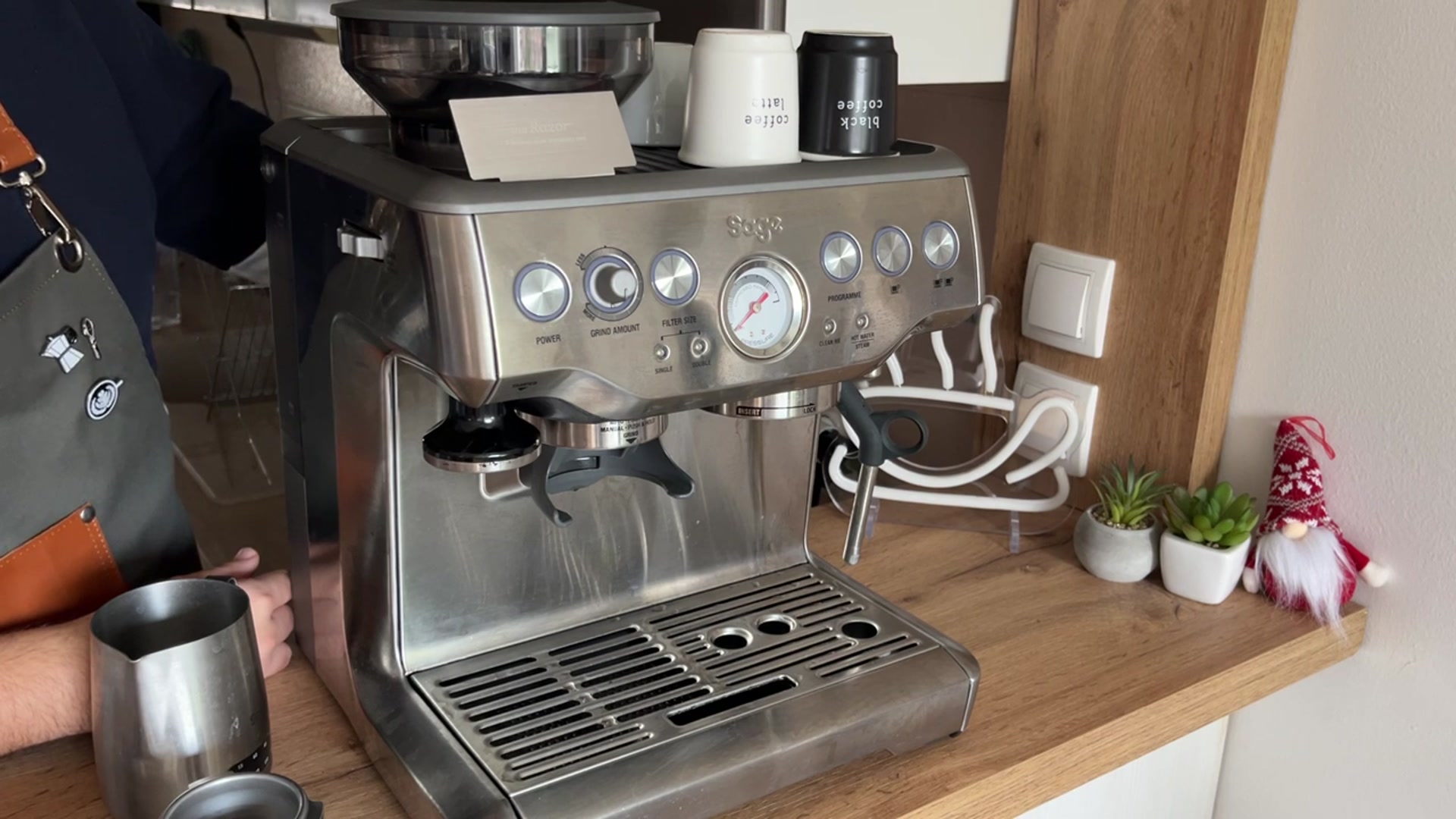 Video thumbnail for Breville Barista Express Review   Still the Best Home Espresso Machine (720P HD)