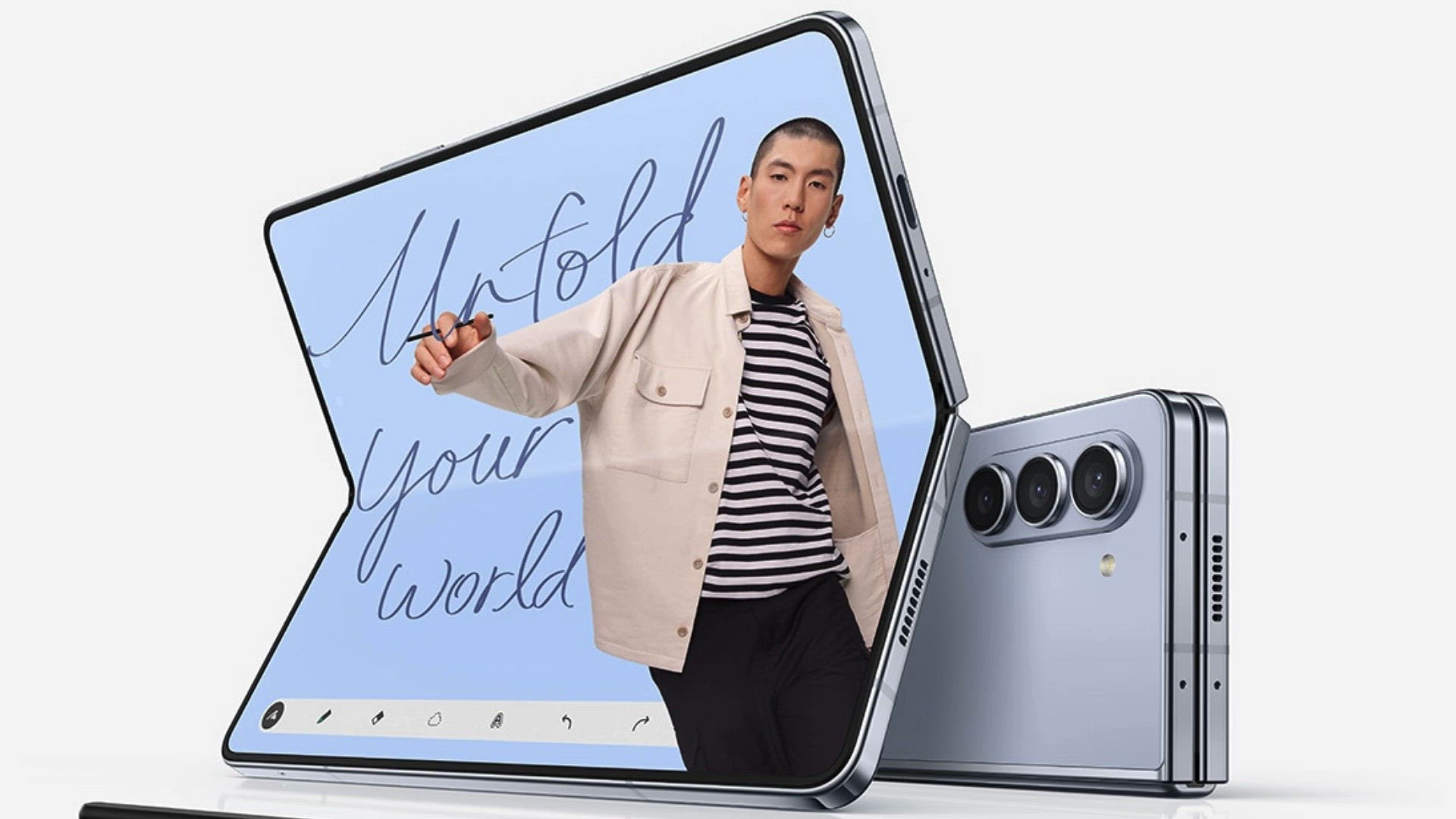 Video thumbnail for Foldable Smartphone Market Soars by 49% in Q1 2024, But Samsung’s Dominance Fades