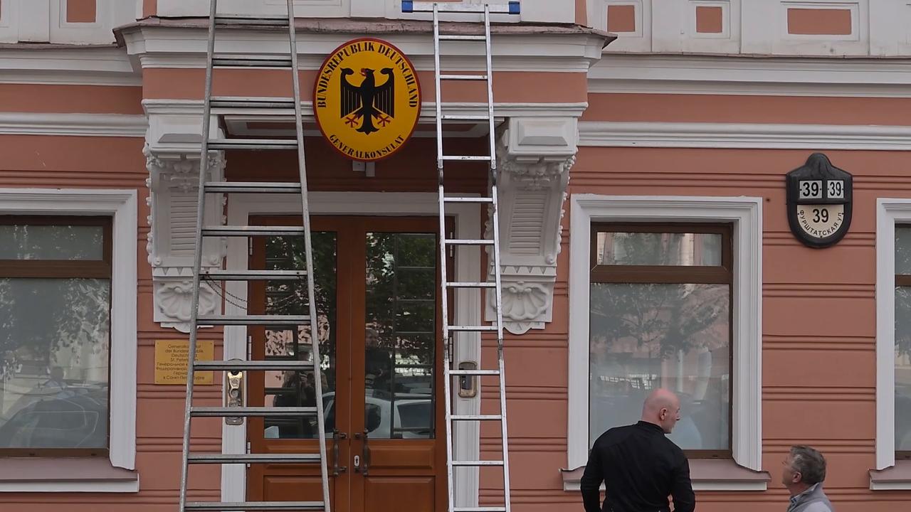 Video thumbnail for Russia: German flags lowered as St. Petersburg consulate prepares to close.