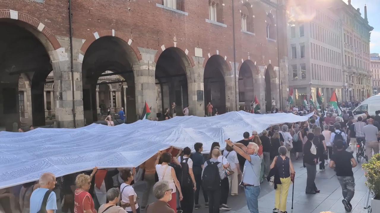 Video thumbnail for Italy: Silent vigil in Milan commemorates Palestinian children killed in Israeli attacks.