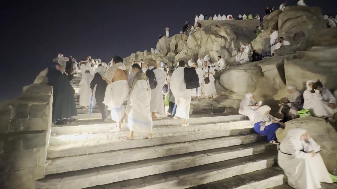 Video thumbnail for Saudi Arabia: Muslim pilgrims head to Mount Arafat for Hajj pilgrimage.