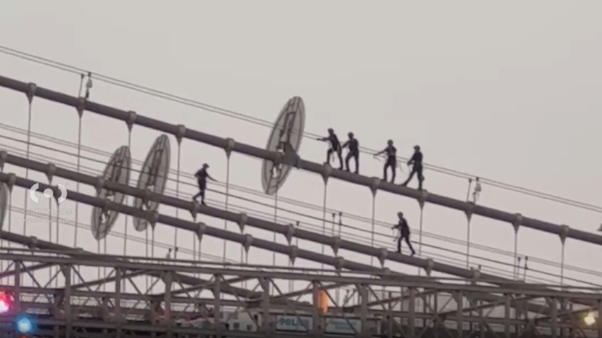 Video thumbnail for At least 6 people seen scaling the Brooklyn Bridge