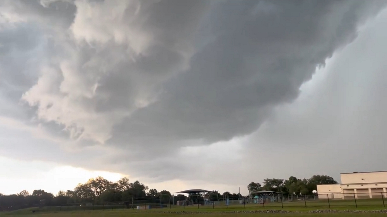 Video thumbnail for Epic Shelf Cloud Rolls Over Georgetown Amid Thunderstorms