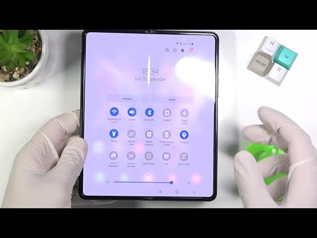 Video thumbnail for How to Find And Open Flashlight on SAMSUNG Galaxy Z Fold3 5G - Use Flashlight