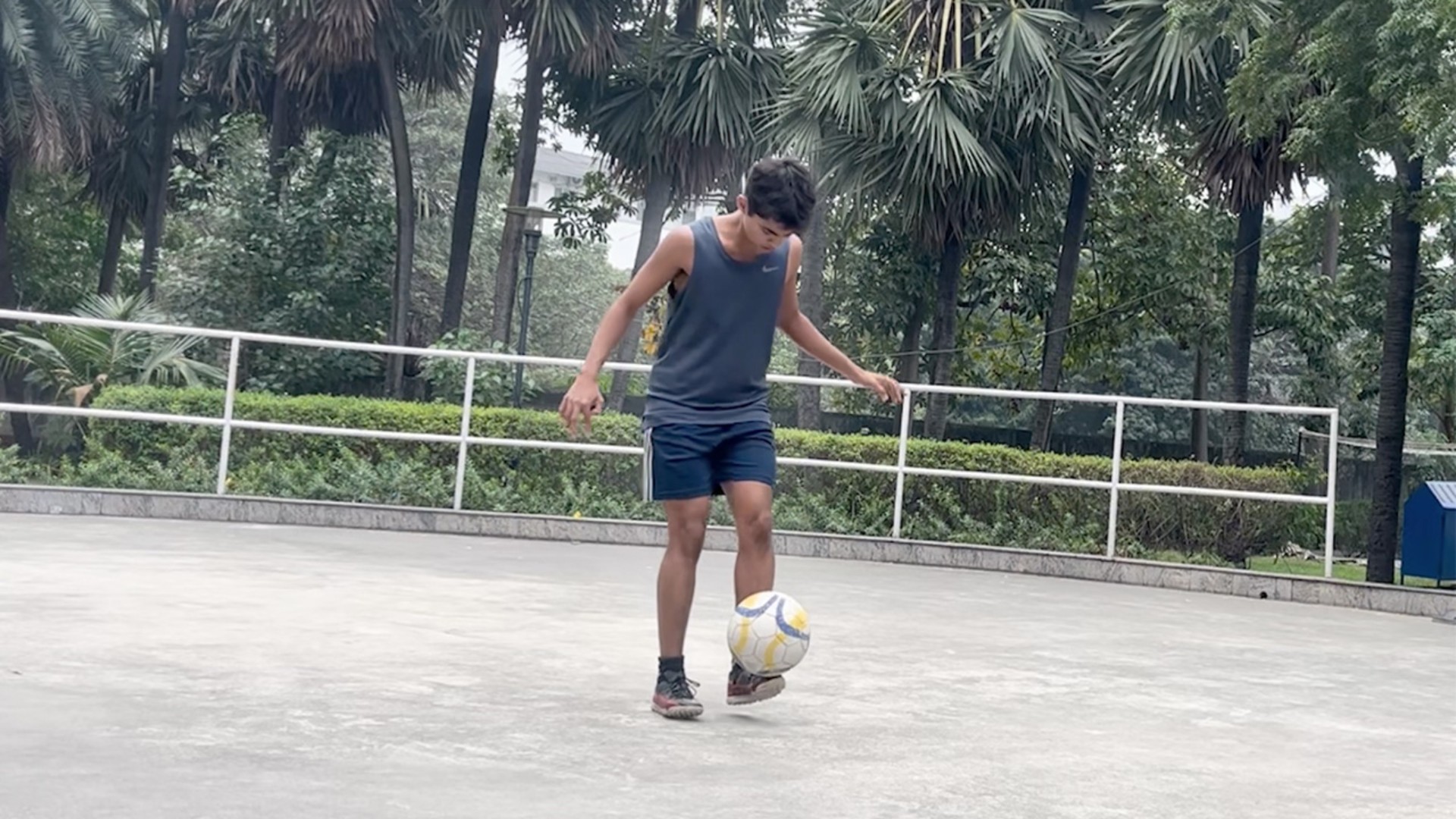 Video thumbnail for Most football touches with alternating feet in 30 seconds - 106 by PH Charan Kumar