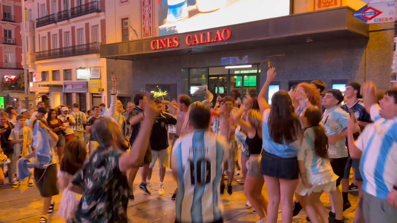 Video thumbnail for Spain: Argentina fans in Madrid celebrate World Cup semifinal victory over England.