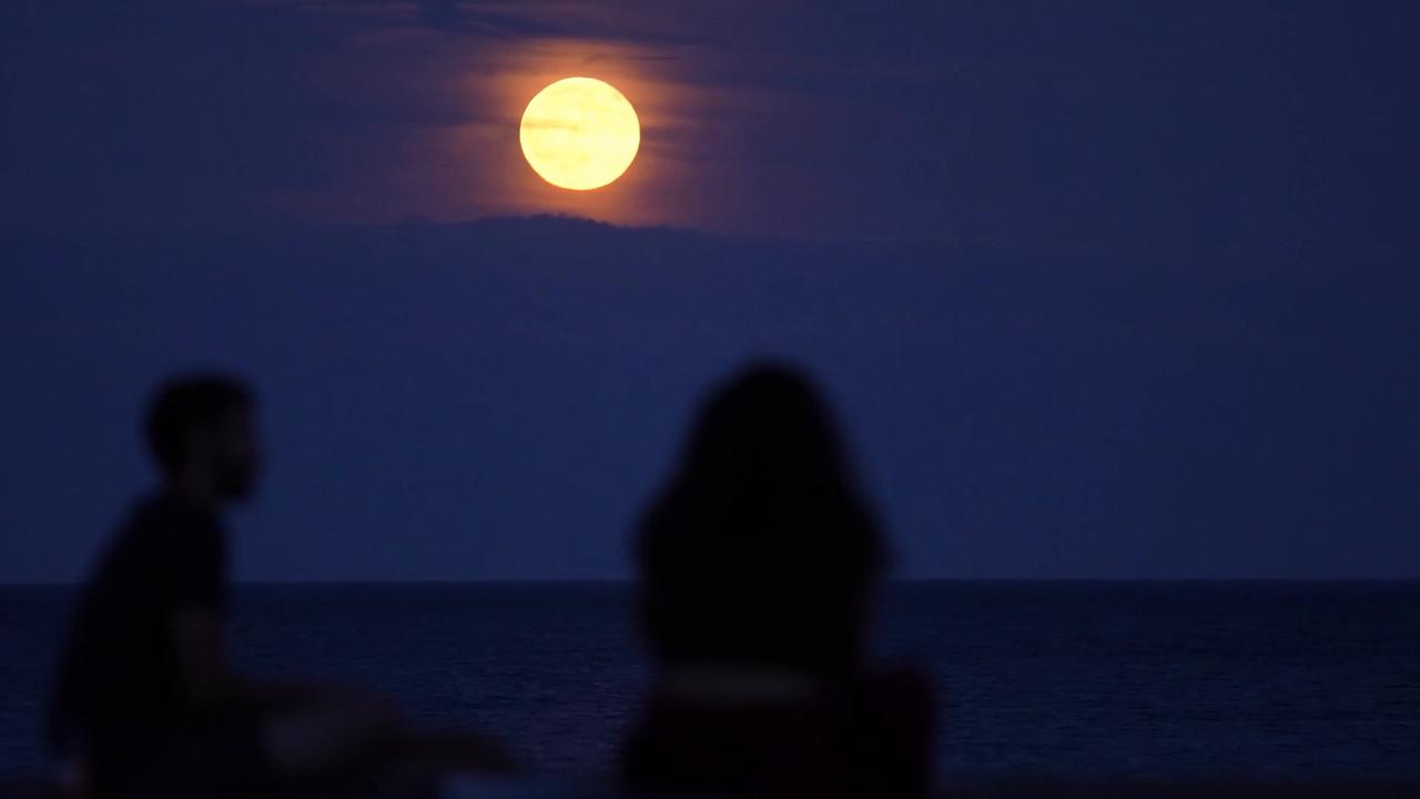 Video thumbnail for Canada: Buck Moon rises over Lake Ontario in Toronto.