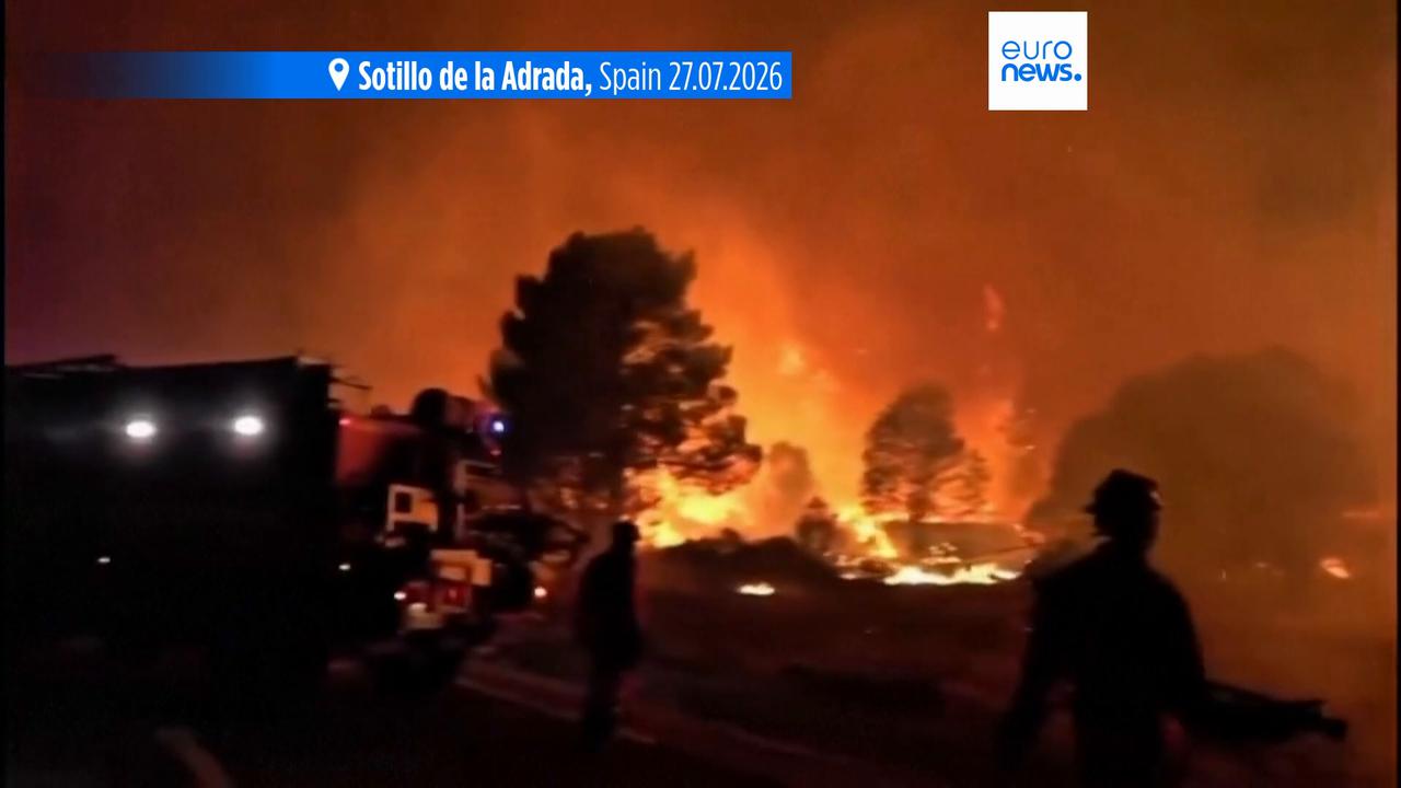 Video thumbnail for Hundreds of thousands evacuated in France and Spain as wildfires rage on