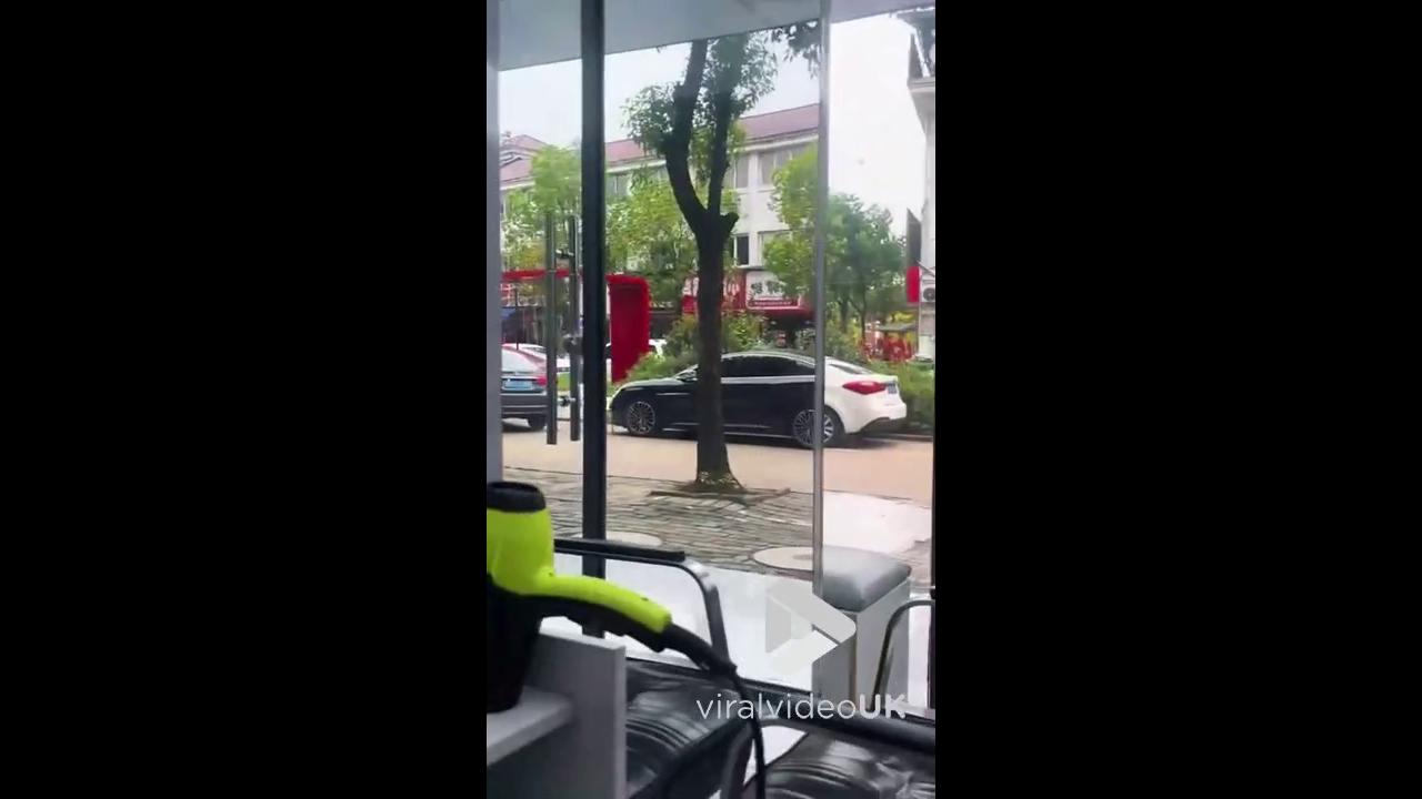 Video thumbnail for VV5077 Misaligned colour-changing car