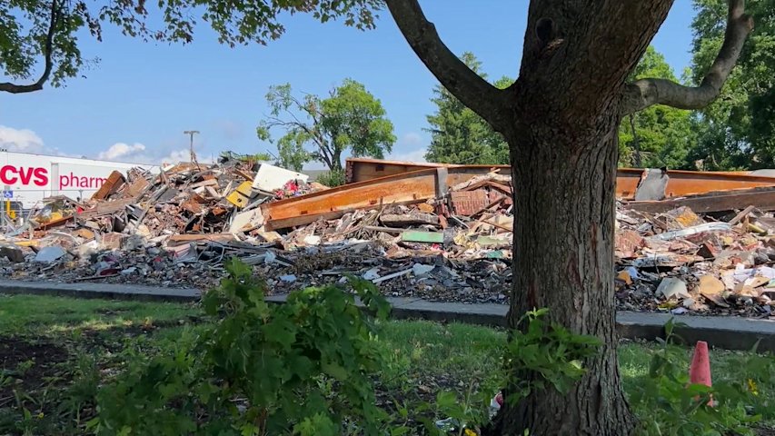 Video thumbnail for Pawling gets its pharmacy back following fire in temporary pod form