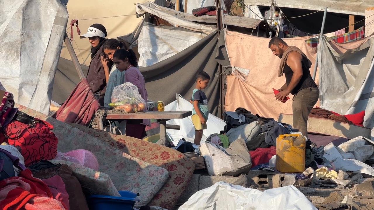 Video thumbnail for Fire Engulfs Tents In Shati 3.