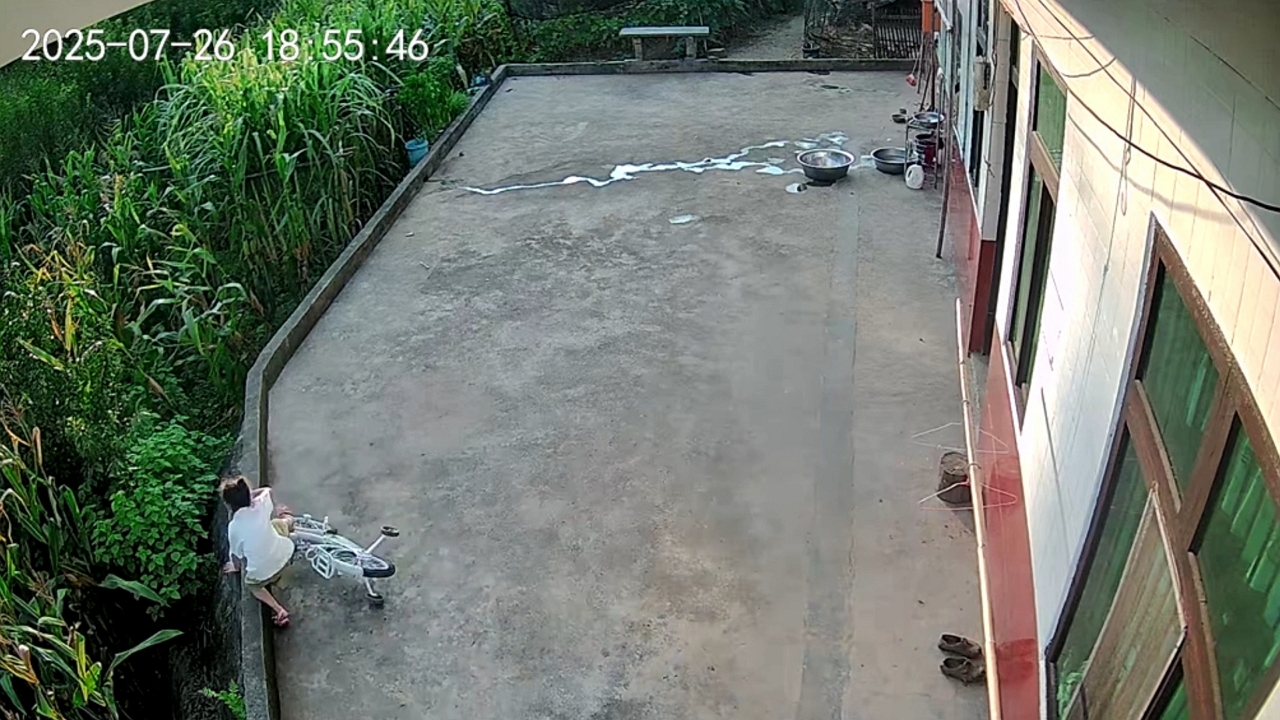 Video thumbnail for Girl Takes a Tumble Off Concrete Edge While Cycling in Chongqing