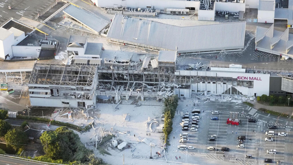 Video thumbnail for Japan hit by 7.1-magnitude earthquake