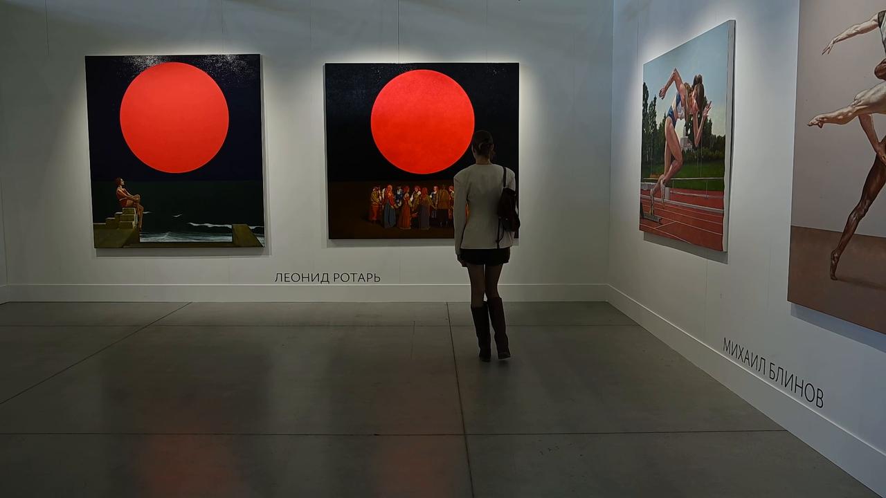Video thumbnail for Russia: Visitors attend 14th Cosmoscow 2026 contemporary art fair in Moscow.